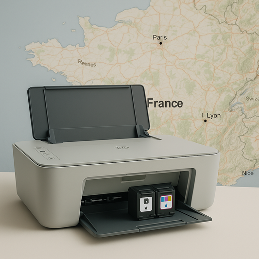 Imprimante HP posée devant une carte de France avec cartouches en place